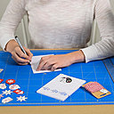 Dessiner des pointillés avec le feutre « argent » sur le contour d’une carte simple Pollen. Plier en 2 la carte et inscrire un message personnalisé à l’intérieur de la carte.