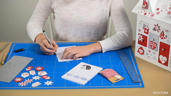 Dessiner des pointillés avec le feutre « argent » sur le contour d’une carte simple Pollen. Plier en 2 la carte et inscrire un message personnalisé à l’intérieur de la carte.