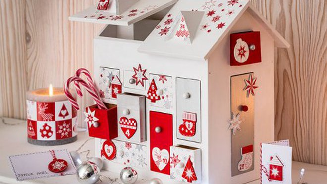 Maison de l'Avent  en bois à peindre et à décorer avec les enfants en attendant Noël.