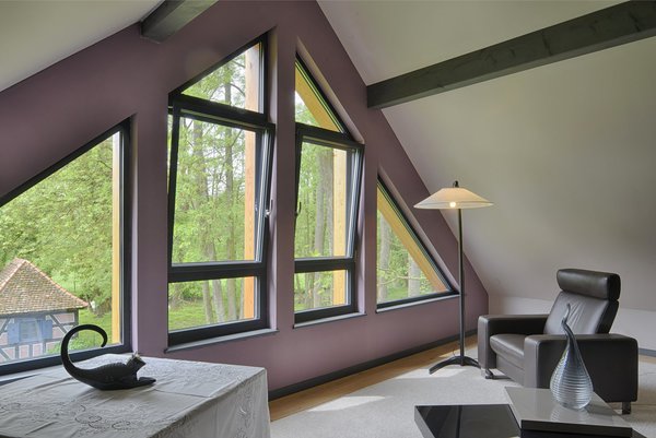 Le dernier modèle TA84 OC est doté du système exclusif « BTC 36 » qui assure une isolation exceptionnelle. Cette fenêtre offre davantage de luminosité et d’isolation, tout en offrant une intégration harmonieuse à l’habitation grâce à la multitude de couleurs et combinaisons proposées.