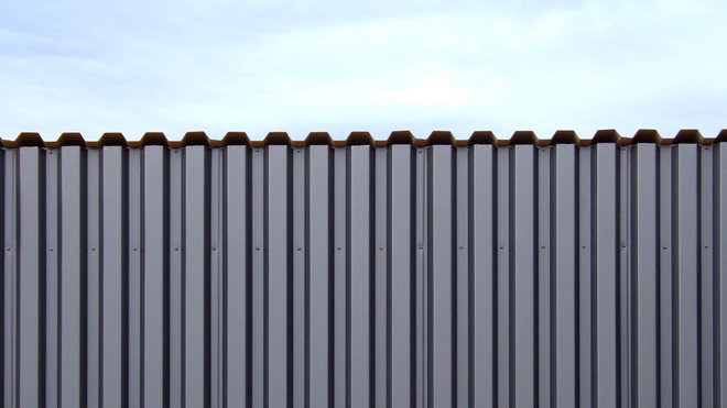 La maison reprend le langage métallique des hangars régionaux.