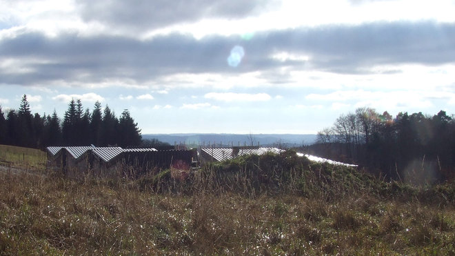 La maison des songes est recouverte d’une couverture en bac acier qui se déroule d’est en ouest. En altitude, sous un climat à forts écarts thermiques, une grande inertie est recherchée. Le squelette intérieur lourd et massif est habillé d’un origami de métal qui offre une enveloppe protectrice.