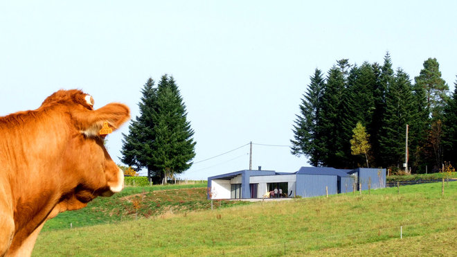 On a exploité la plateforme à mi-pente d’un terrain à fort dénivelé surplombé par un chemin de grande randonnée. Le cœur de la maison offre une vue plongeante sur les reliefs du Massif Central.