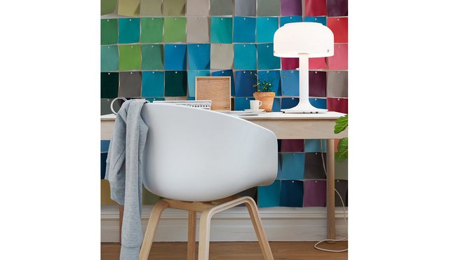 Palette colorée. Effet en trompe l’œil pour ce papier peint panoramique qui joue avec les couleurs, en panneau décoratif multicolore. Tout un art ! chez Au Fil des Couleurs, collection Volume 1 panoramique Nuancier, intissé, 210 x 290 cm, 285 € le rouleau.