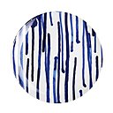 Encrée. Les effets de pinceau réalisés à main levée, d’un bleu profond, font partie de la tradition des bleu de Chine, façon arty ! Assiette en porcelaine Keiu, 8,50 €, Habitat.