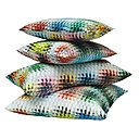 Pixel. Cette série de coussins est associée aux arts numériques actuels avec ses motifs floutés et ses couleurs fluo. Coussins Pixies, 100% coton, impression numérique, existe en 4 formats, à partir de 47 € chez Sentou.