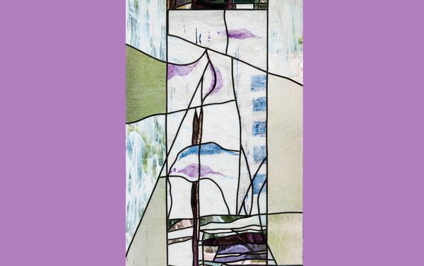 Détail de décor : vitrail original réalisé à partir d’une composition de morceaux de verre anciens, création Sklaerenn Imbeaud, maître verrier.