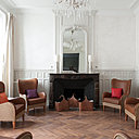 Le salon a gardé  son style 18ème rehaussé par le blanc. Fauteuils Victor XL de Luxe, en cuir et tressage Lloyd Loom, Vincent Sheppard.