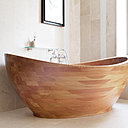 La baignoire cocon, dessinée par Bertrand  Patoureau, est de fabrication autrichienne. Sa coque en bois de mélèze massif offre un confort particulier et unique. Les murs sont recouverts de marbre avec un effet de rayure en pâte de verre de couleur laiteuse.