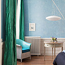 Touche Océane entre vert et turquoise pour la Chambre bleue aux murs colorés avec des pigments bleu outremer. Le parquet en pont de bateau s’associe à une table ronde de style Empire.