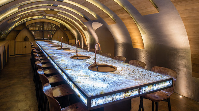 Le goût. Dans cette pièce en forme de tonneau, autour d’une table de 7 mètres de long, tous les goûts sont permis... et explorés à travers les saveurs primaires à découvrir : analyse du processus du goût, présentation des différents cépages, des différents types de vin…