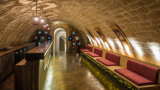 Le chai aménagé peut être entièrement privatisé pour des évènements, réceptions ou dégustations sur mesure.