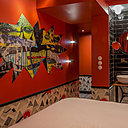 Le danseur et plasticien, Monsieur Lui a habillé les chambres du premier étage à partir de techniques mixtes associant collages, peinture et dessin.