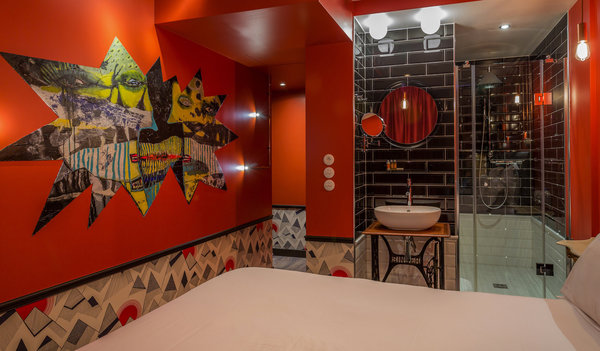 Le danseur et plasticien, Monsieur Lui a habillé les chambres du premier étage à partir de techniques mixtes associant collages, peinture et dessin.