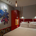 Cofondateur de l’association LE M.U.R., Thom Thom a décoré le deuxième étage de l’hôtel.