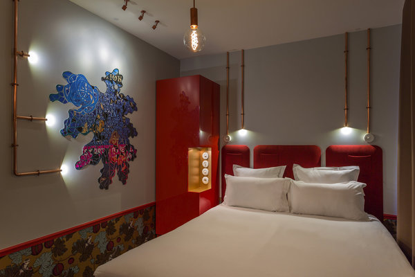 Cofondateur de l’association LE M.U.R., Thom Thom a décoré le deuxième étage de l’hôtel.