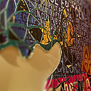 Découpant, sculptant et ciselant les affiches publicitaires, Thom Thom est surnommé l’Artiste au cutter.