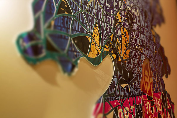 Découpant, sculptant et ciselant les affiches publicitaires, Thom Thom est surnommé l’Artiste au cutter.