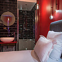 Considéré comme une figure incontournable de l’art urbain, Jean Faucheur a signé les chambres du 3ème étage en collaboration avec Hélène Laxenaire, alias Surfil.