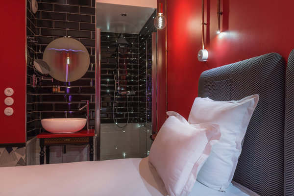 Considéré comme une figure incontournable de l’art urbain, Jean Faucheur a signé les chambres du 3ème étage en collaboration avec Hélène Laxenaire, alias Surfil.