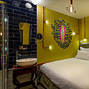 Bain de couleurs et de motifs pour une chambre intimiste.