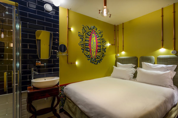 Bain de couleurs et de motifs pour une chambre intimiste.