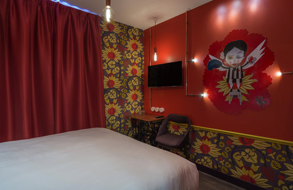 Au 4ème étage, les artistes Fred Le Chevalier et Séverine Metraz jouent avec les contraires, mélangeant les genres et les époques.