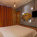 C’est Macay, une artiste chilienne, qui a mis en scène les chambres du 5ème  étage.