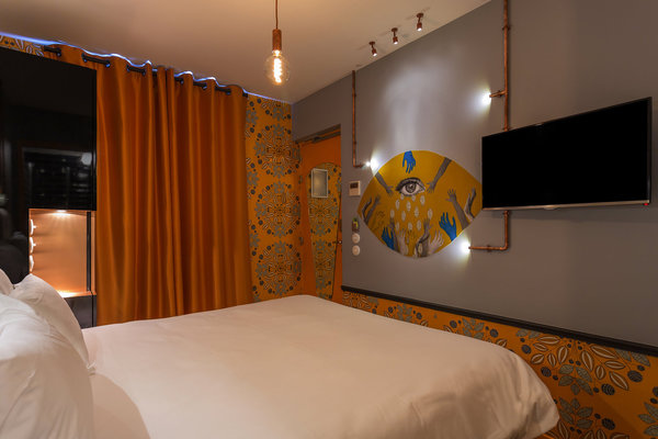 C’est Macay, une artiste chilienne, qui a mis en scène les chambres du 5ème  étage.