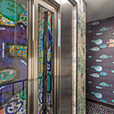 Des tags signés par l’artiste Chanoir habillent la cage d’ascenseur.