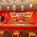 Julie Gauthron a choisi une dominante de rouge, rehaussée par du cuivre et du noyer au rez-de-chaussée.