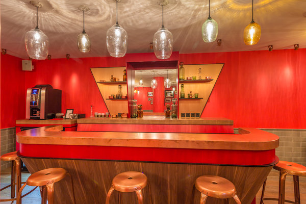 Julie Gauthron a choisi une dominante de rouge, rehaussée par du cuivre et du noyer au rez-de-chaussée.