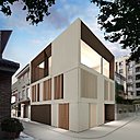 La maison en angle offre une surface de 665 m². Elle est dotée d’un ascenseur. Les ouvertures des façades et la combinaison de matériaux et de textures créent une trame qui rappelle le dessin des cultures d’un potager.