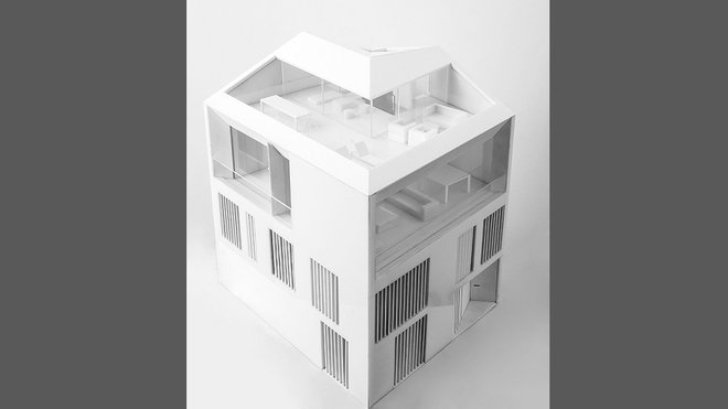 Côté pratique, la maison se compose de trois étages avec un grenier et un sous-sol. L'accès se fait par les ouvertures en bois. La distribution de l’espace permet aux pièces à vivre d’offrir des vues panoramiques sur le verger. Côté pratique, la maison se compose de trois étages avec un grenier et un sous-sol. L'accès se fait par les ouvertures en bois. La distribution de l’espace permet aux pièces à vivre d’offrir des vues panoramiques sur le verger.