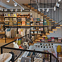 La boutique parisienne Womb, à l’architecture industrielle et au design contemporain a été conçue par l’agence Mur-Mur.