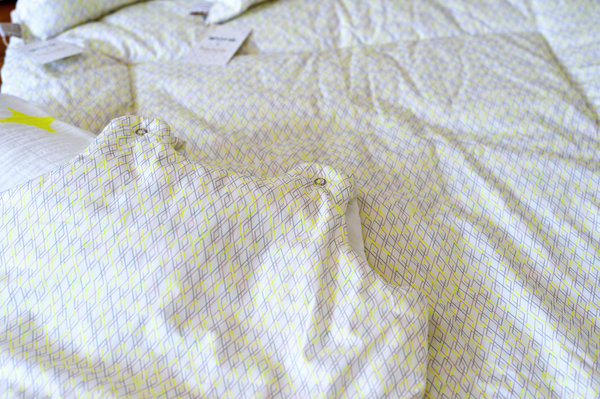 En exclusivité, des gigoteuses, tours de lit, plaids et coussins aux motifs de Womb par Luciole et Cie, une marque de linge de lit et d’accessoires textiles haut de gamme.