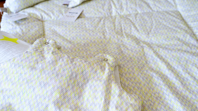 En exclusivité, des gigoteuses, tours de lit, plaids et coussins aux motifs de Womb par Luciole et Cie, une marque de linge de lit et d’accessoires textiles haut de gamme.