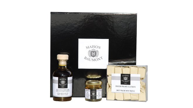 Les amateurs de truffes craqueront pour ce coffret gourmand composé de miel de truffe blanche, de douceur pralinée à la truffe et d’huile aux lamelles de truffe blanche. 44 €. Coffret Les douceurs de la truffe. Maison Baumont.