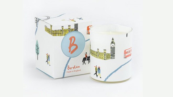 Une touche d'Angleterre dans son salon avec cette bougie imprimée. 39 €. Boden.