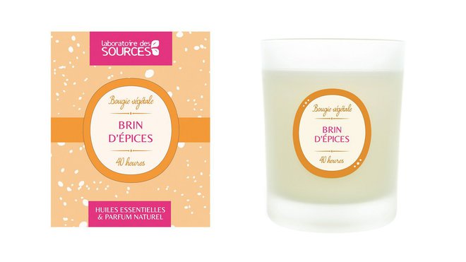Fabriquée de façon artisanale en Drôme Provençale, une bougie 100 % naturelle à base de cire de soja et de cire d’abeilles. Le parfum Brin d’épices rappelle les souvenirs d’enfance avec ses notes de cannelle, d’orange et de mandarine. 16,50 €. Bougie Brin d’Épices. Laboratoire des Sources.