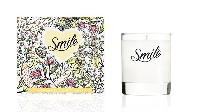Un bougie au parfum frais à base de citron. Fabriquée de manière artisanale avec une cire végétale et une combinaison d'huiles et d'essences aromatiques. Mèche en coton naturel. H 9 cm. Bougie aromatique Smile de We Love Home. Chicplace.com