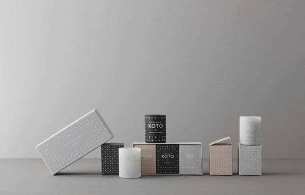 Fragrances nordiques pour ce set de trois bougies parfumées. Elles sont coulées à la main dans des récipients en verre peint avec un mélange de parfum, de cire minérale et de cire végétale certifié FSC. 3 x 55 g. Mèche de coton. 48 €. Skandinavisk  Home. Oiva.