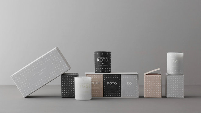 Fragrances nordiques pour ce set de trois bougies parfumées. Elles sont coulées à la main dans des récipients en verre peint avec un mélange de parfum, de cire minérale et de cire végétale certifié FSC. 3 x 55 g. Mèche de coton. 48 €. Skandinavisk  Home. Oiva.