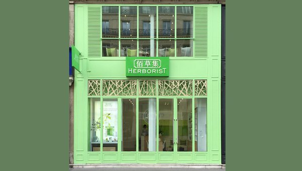 La belle façade Herborist affiche un beau vert, couleur de l’espoir.
