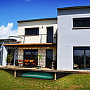 ….ou sous une terrasse pour accéder à une réserve d’eau de pluie qui ne se teinte pas, ni ne s’altère.