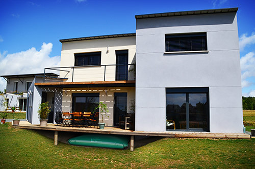 ….ou sous une terrasse pour accéder à une réserve d’eau de pluie qui ne se teinte pas, ni ne s’altère.