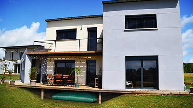 ….ou sous une terrasse pour accéder à une réserve d’eau de pluie qui ne se teinte pas, ni ne s’altère.