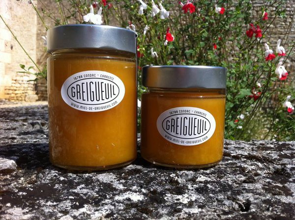 Deux beaux de miel de la production des miels de Greigueuil.
