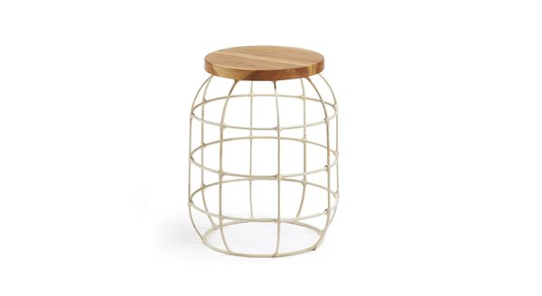 Tout en légèreté, ce tabouret se compose d’une structure en fer recouvert d’abaca. Plateau en bois massif. H 45 cm 119 €. Tabouret Lubs. Kave Home.
