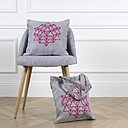 A assortir à un coussin, un sac en polyester de 35 x 40 cm. Les motifs sont disponibles en rose, jaune, turquoise et blanc. 39 €. Sac Sixtyfour. Madura.